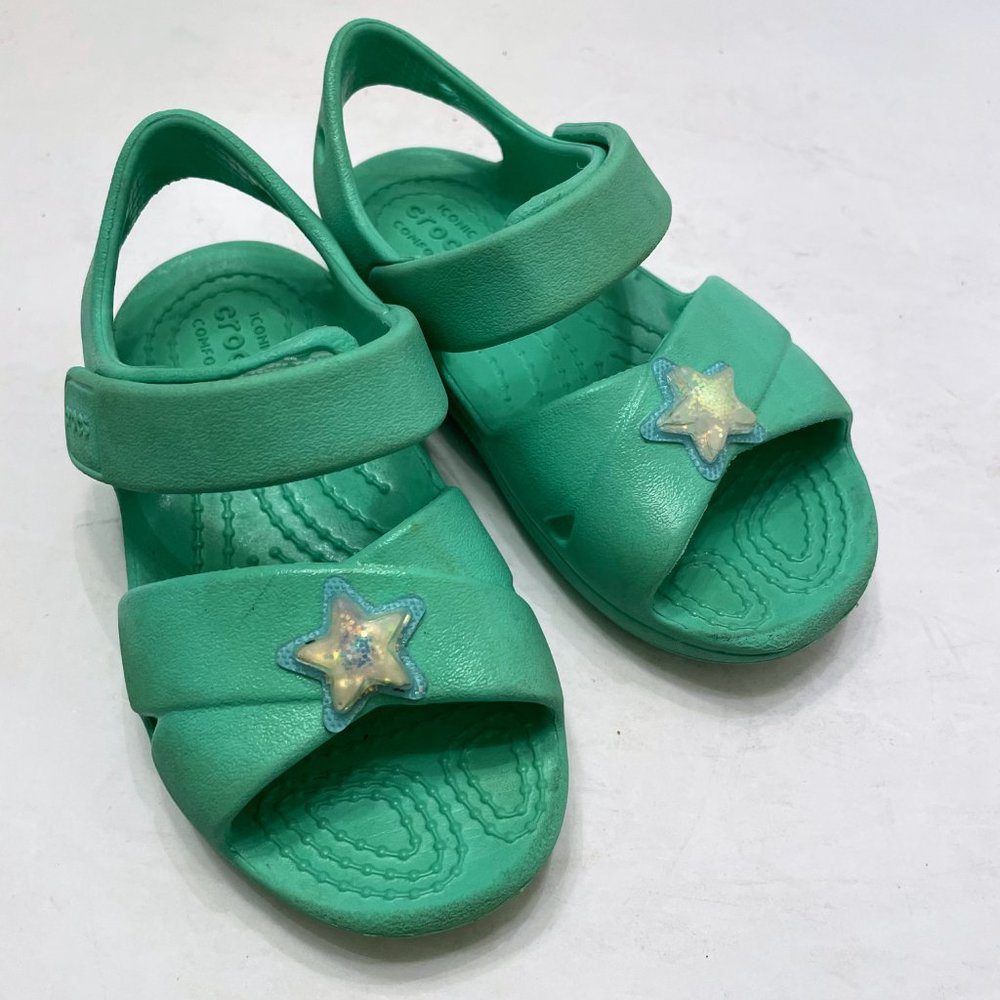 Crocs Girls Classic Star Charm Sandals (Light Green)